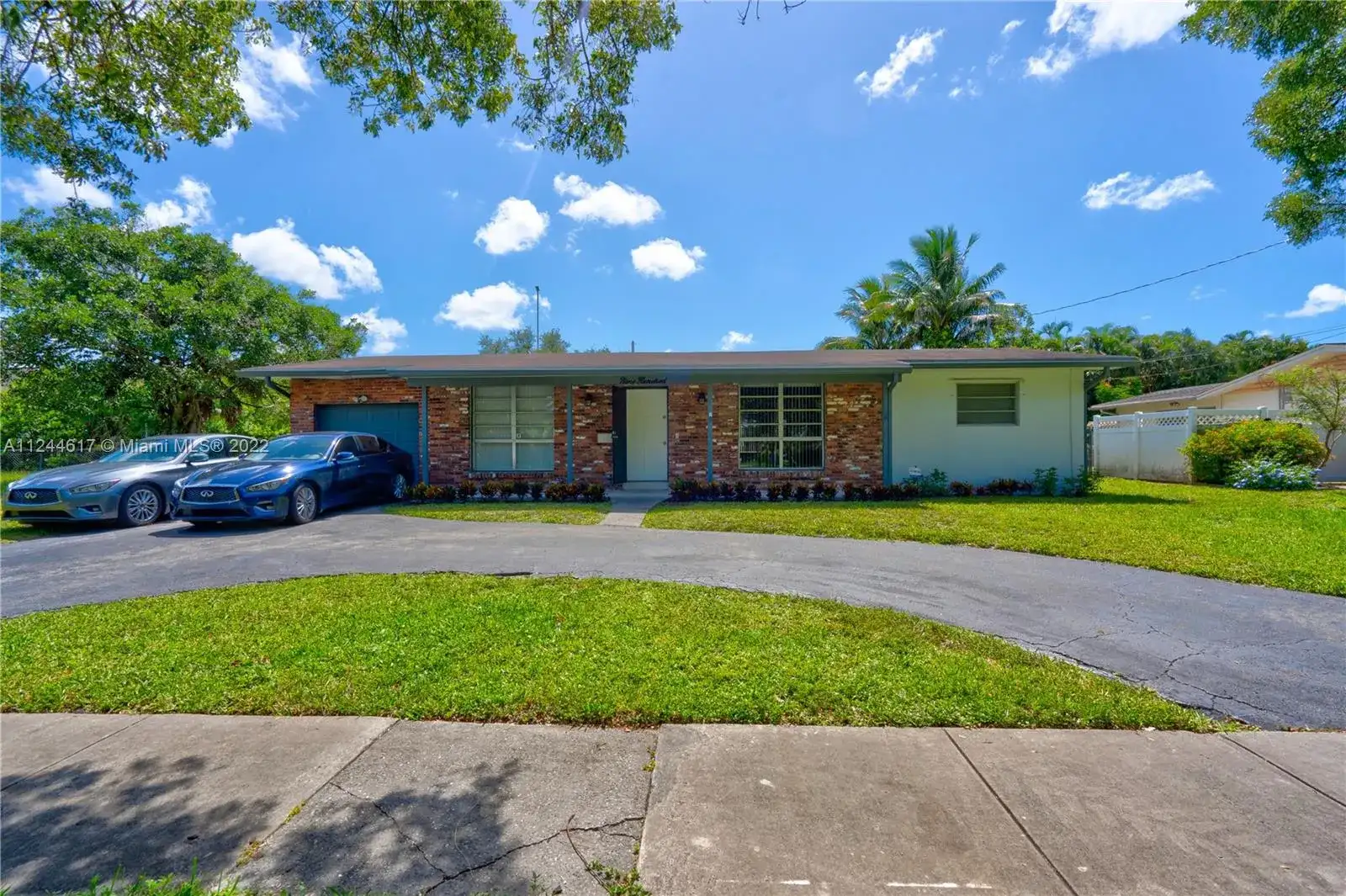 900 E Acre Dr, Plantation FL 33317 photo 2