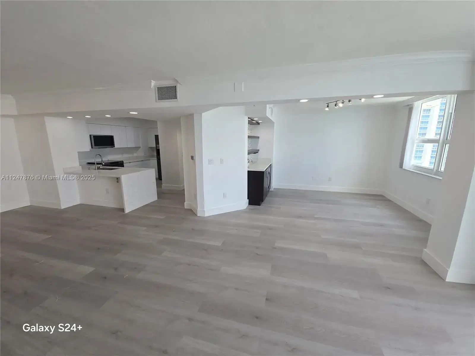 1155 Brickell Bay Dr # 3404, Miami FL 33131 photo 3