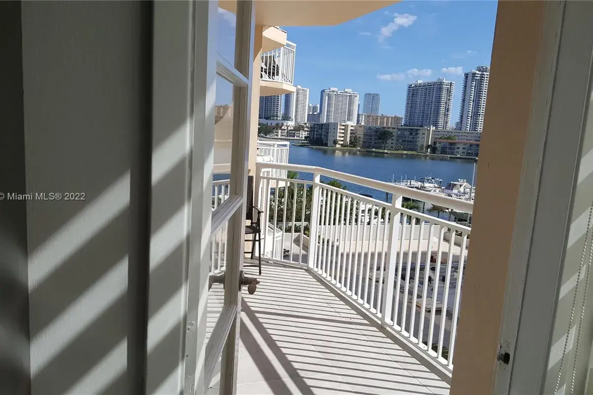 18061 Biscayne Blvd, Aventura FL 33160