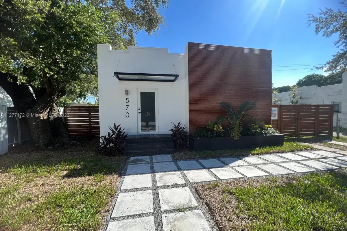 570 NW 48th St, Miami FL 33127