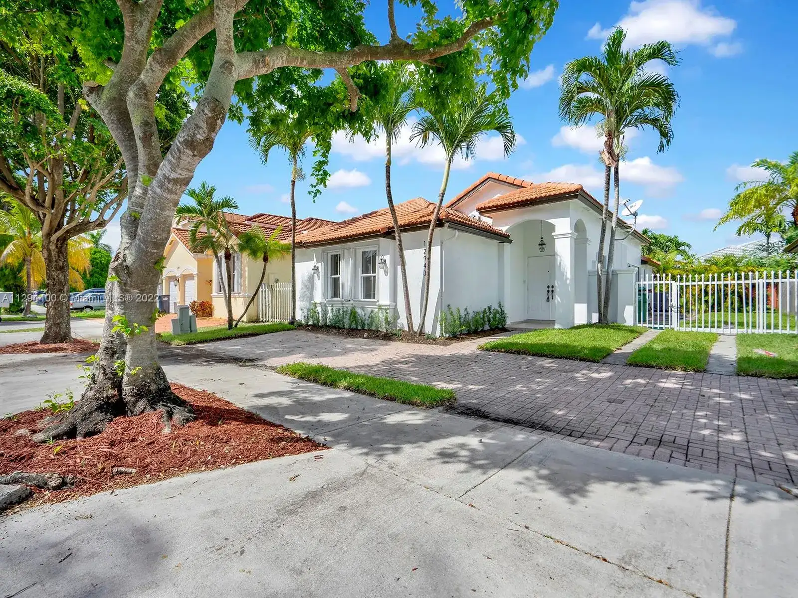 12943 NW 7th Ln, Miami FL 33182 photo 2