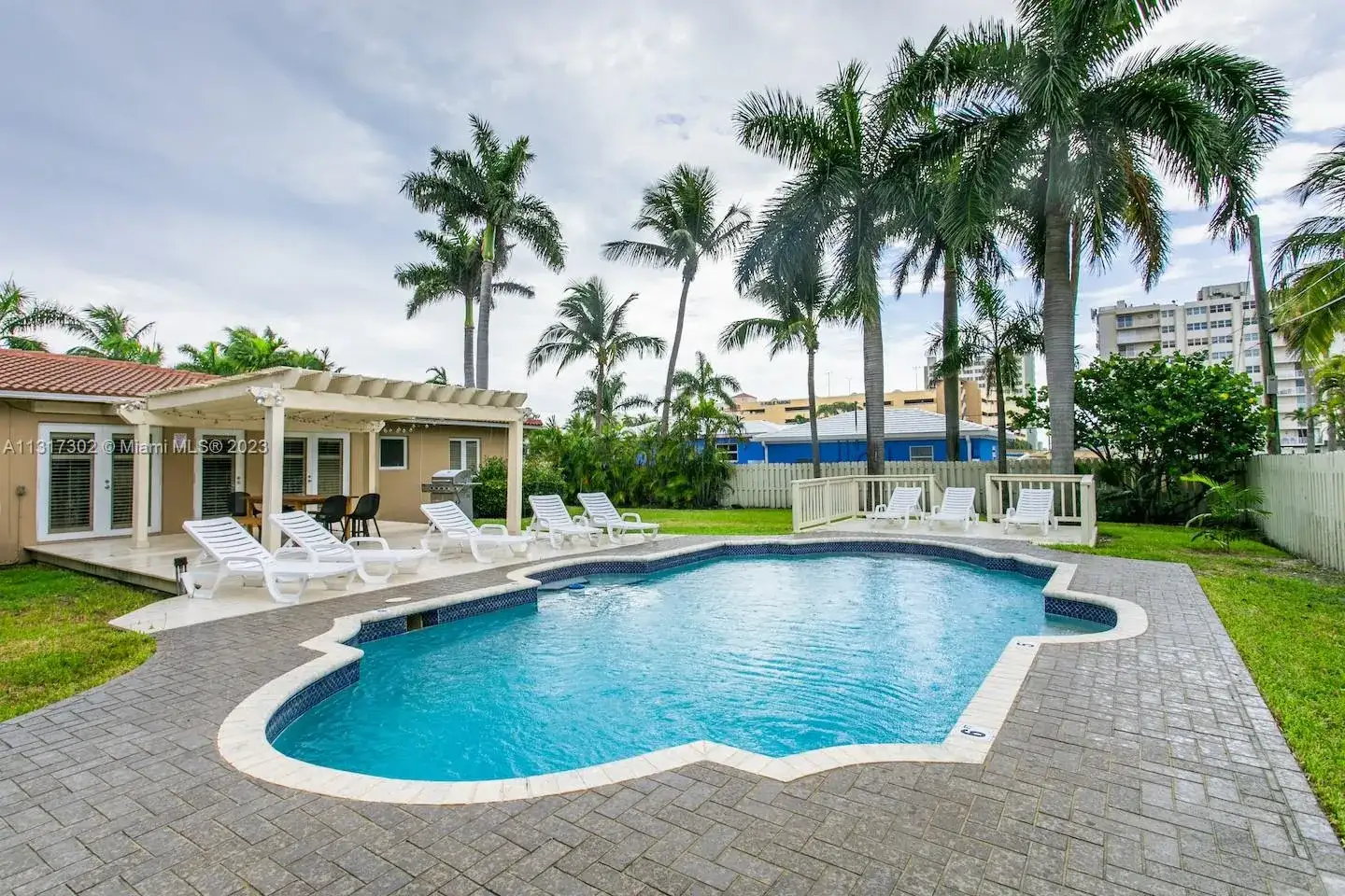 714 Harrison St, Hollywood FL 33019 photo 2