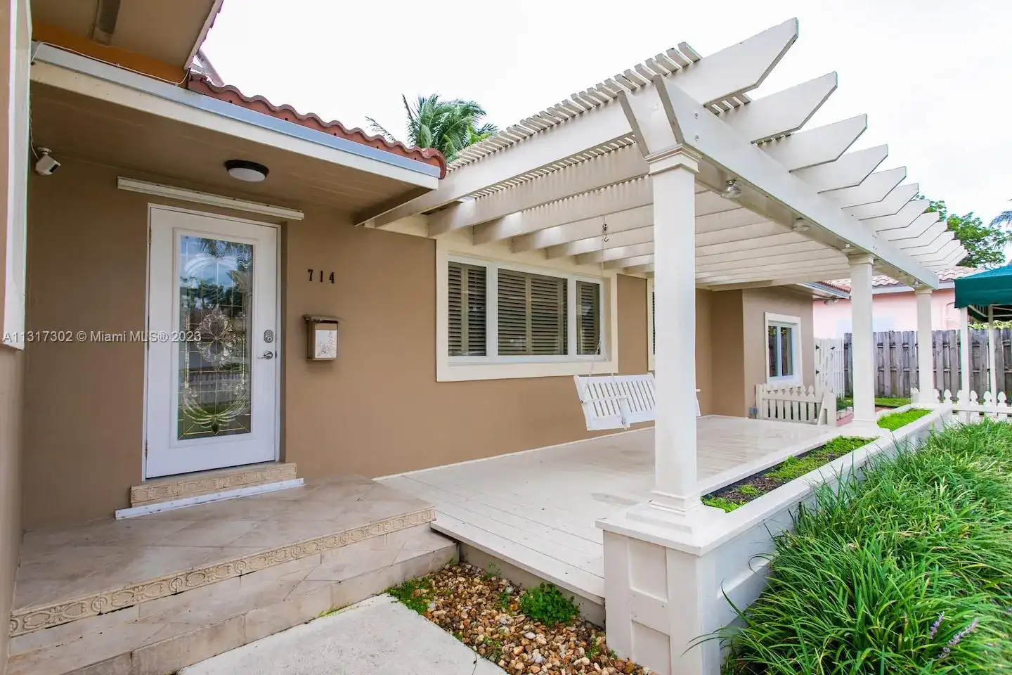 714 Harrison St, Hollywood FL 33019 photo 4