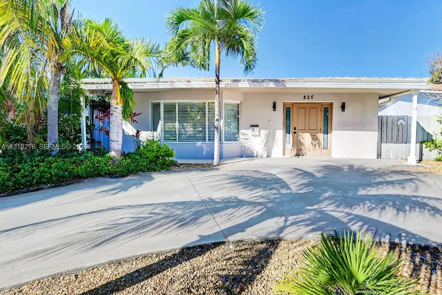 825 Harrison St, Hollywood FL 33019 photo 2