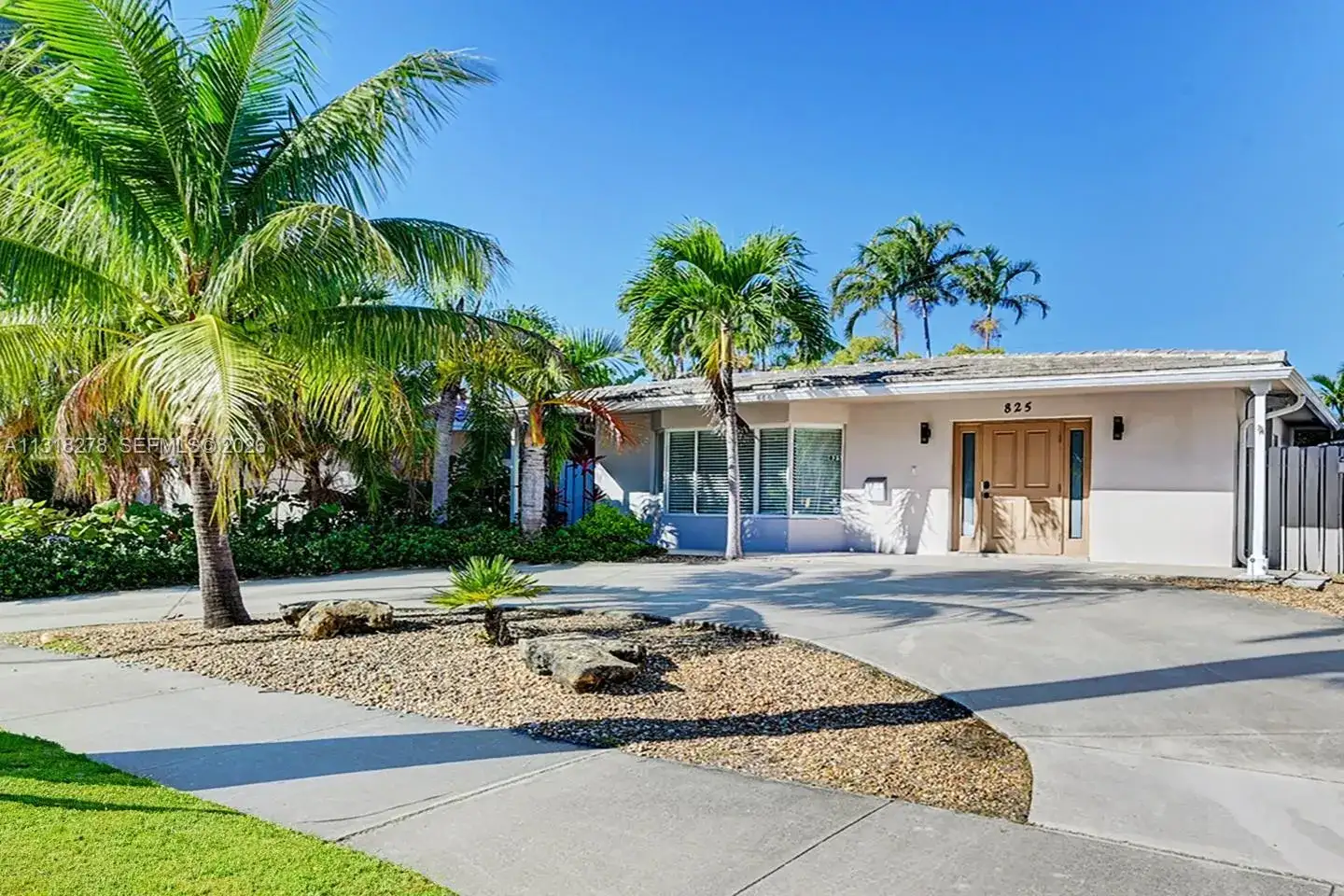 825 Harrison St, Hollywood FL 33019 photo 3