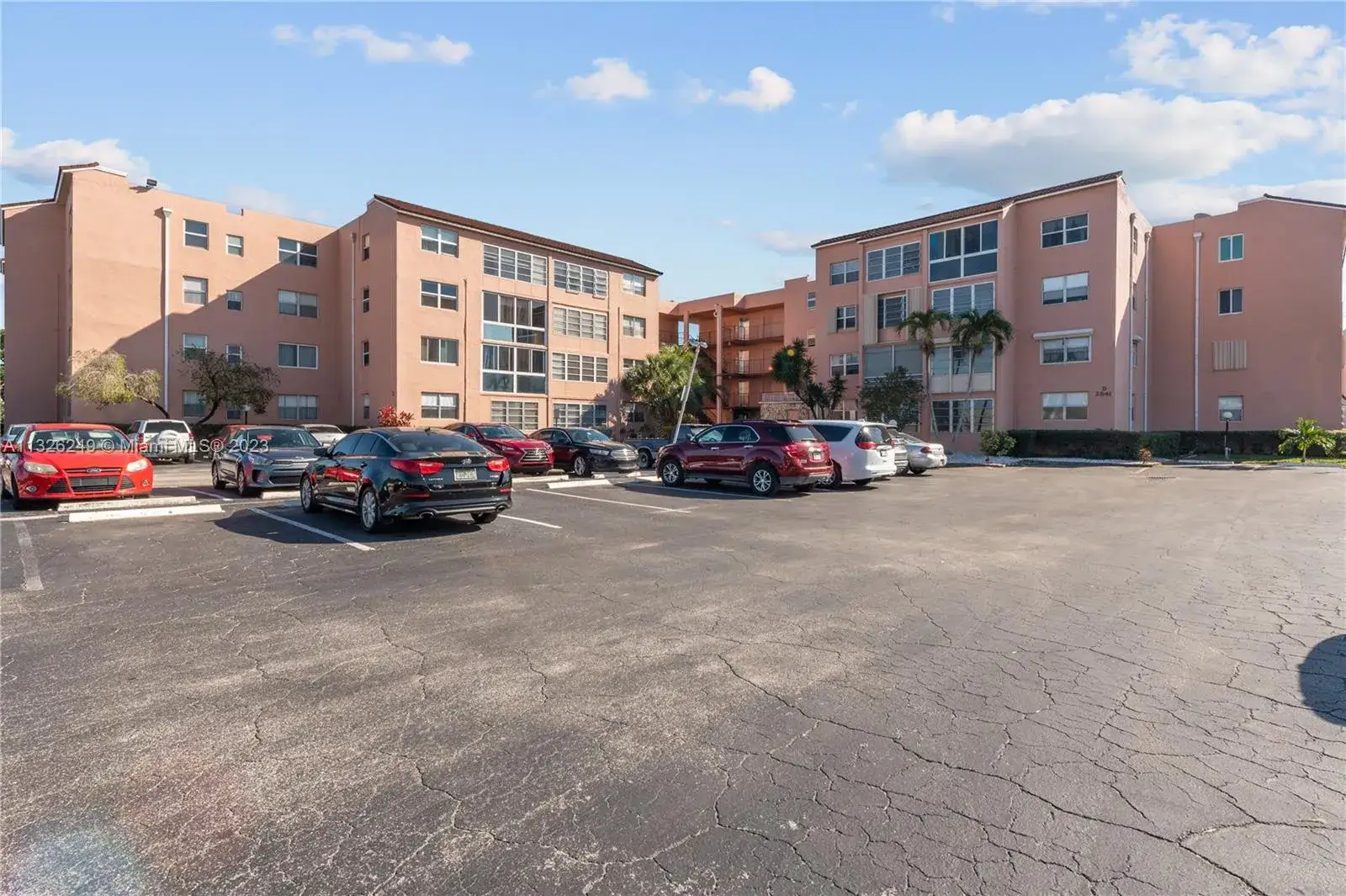 2841 Somerset Dr # 215, Lauderdale Lakes FL 33311