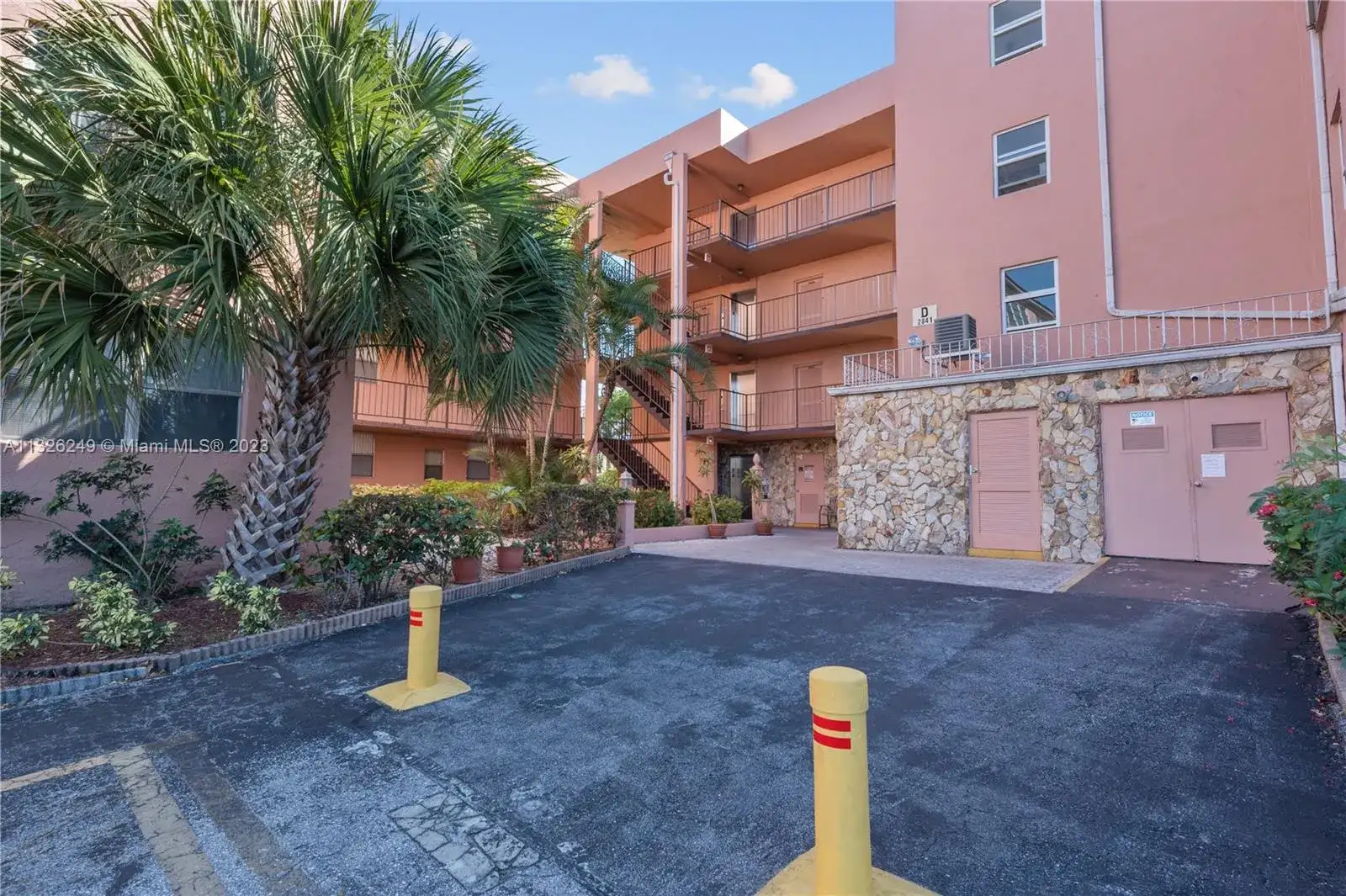 2841 Somerset Dr # 215, Lauderdale Lakes FL 33311 photo 2