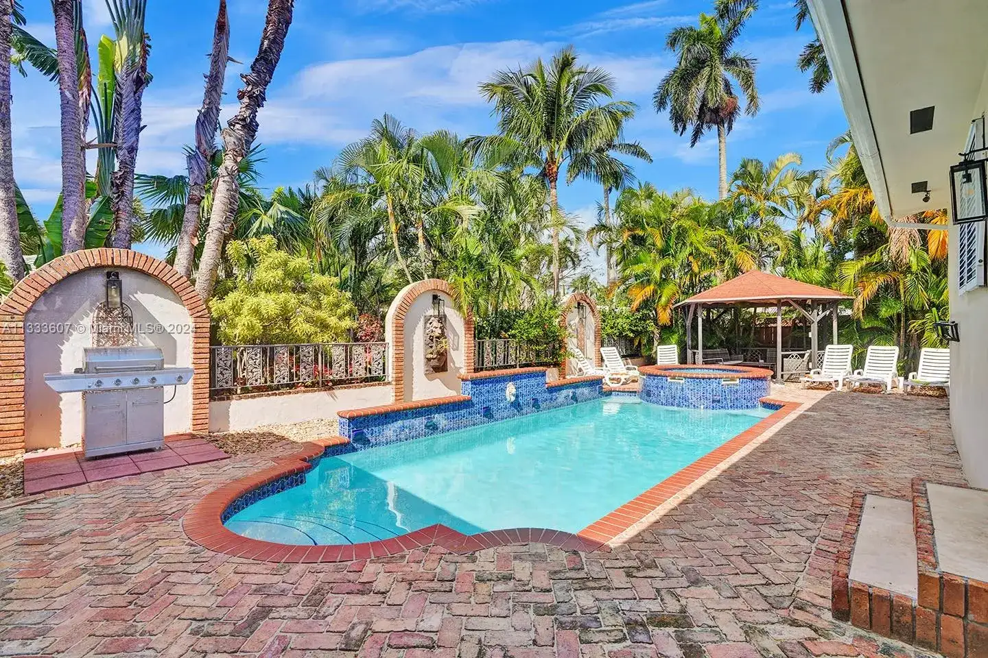 1049 N Southlake Dr, Hollywood FL 33019 photo 2