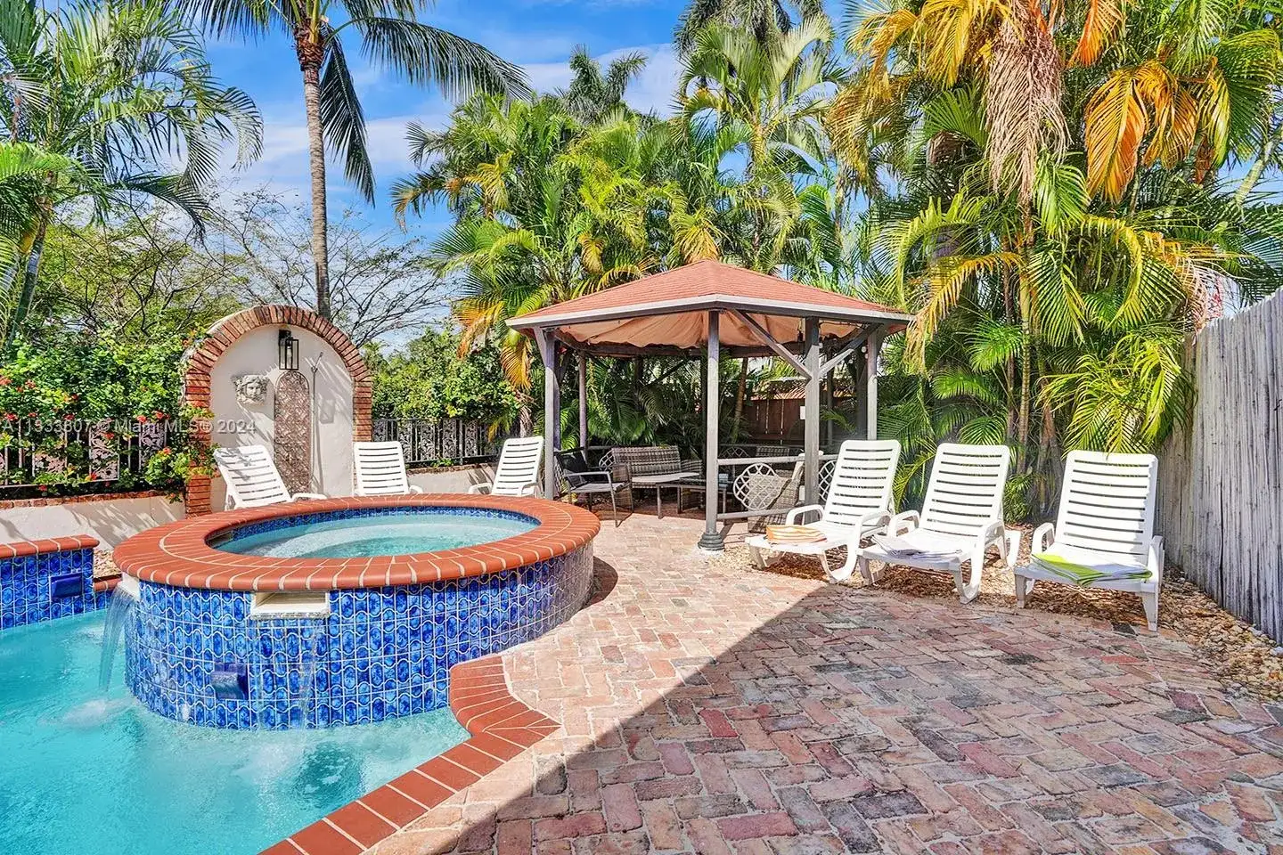 1049 N Southlake Dr, Hollywood FL 33019 photo 3