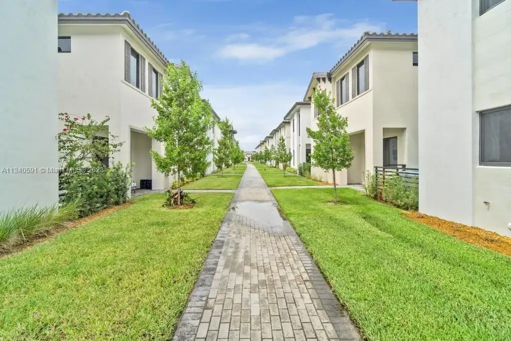 4330 NW 80th Ct, Doral FL 33166 photo 2