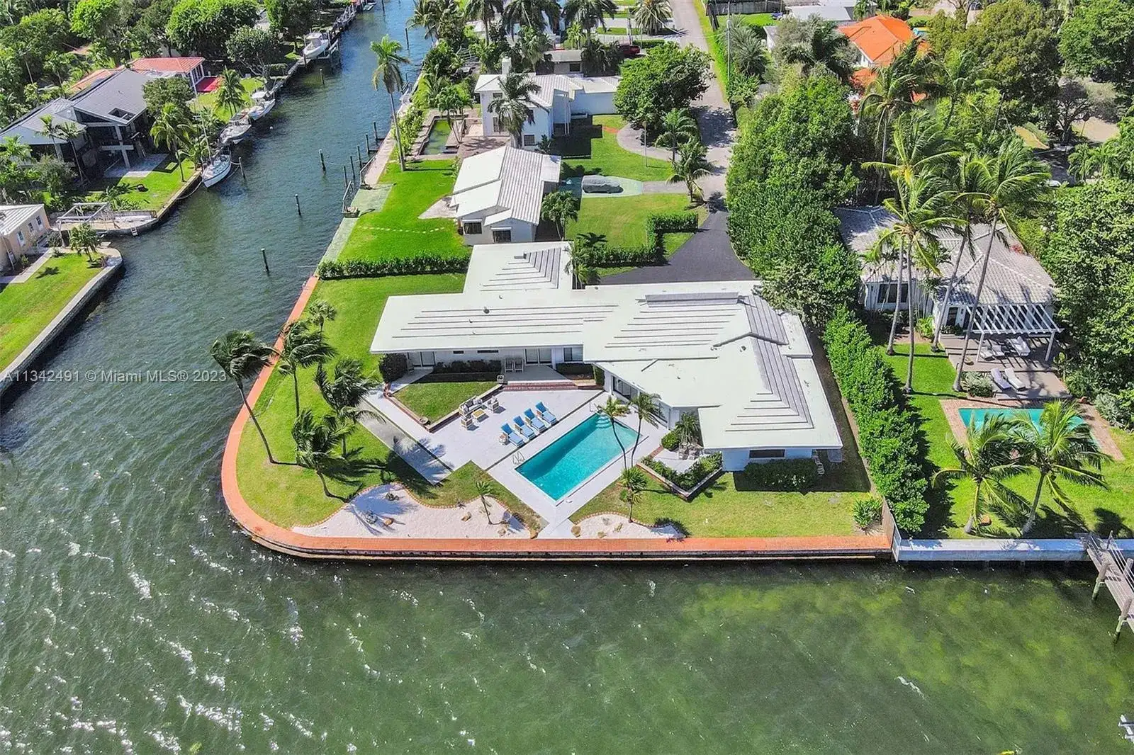 9101 N Bayshore Dr, Miami FL 33138 photo 3