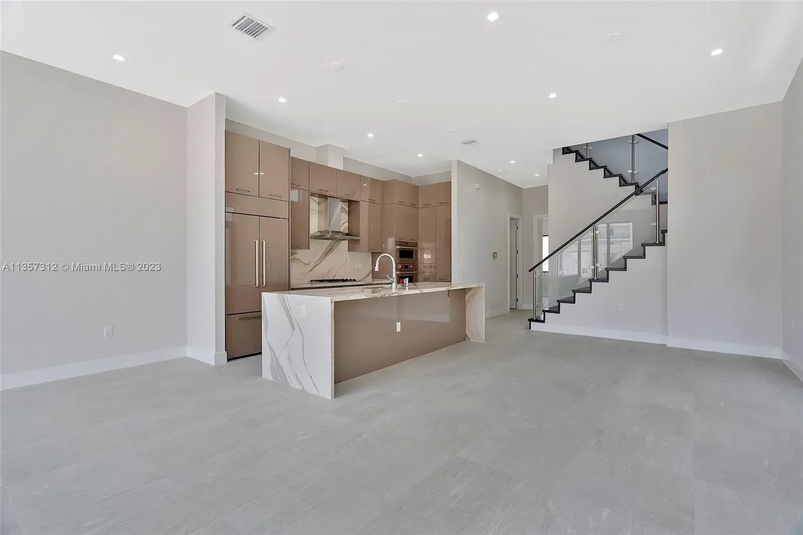 8061 NW 42nd St, Doral FL 33166