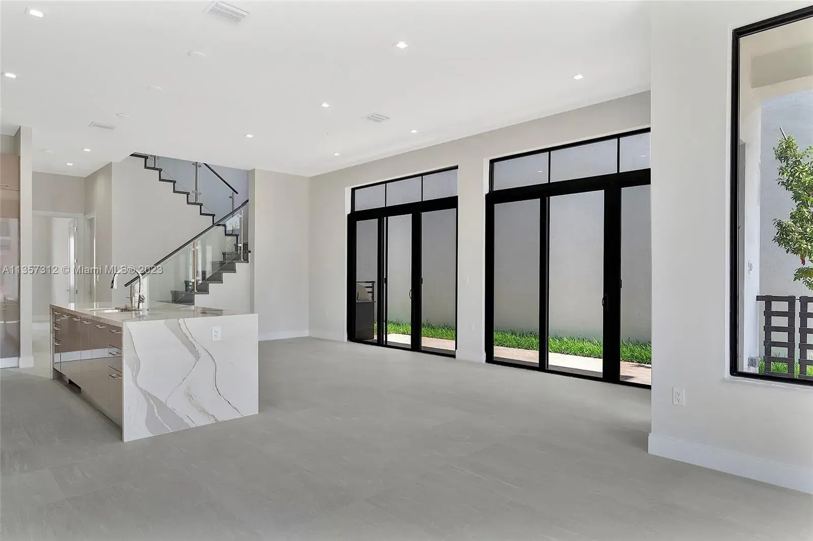 8061 NW 42nd St, Doral FL 33166