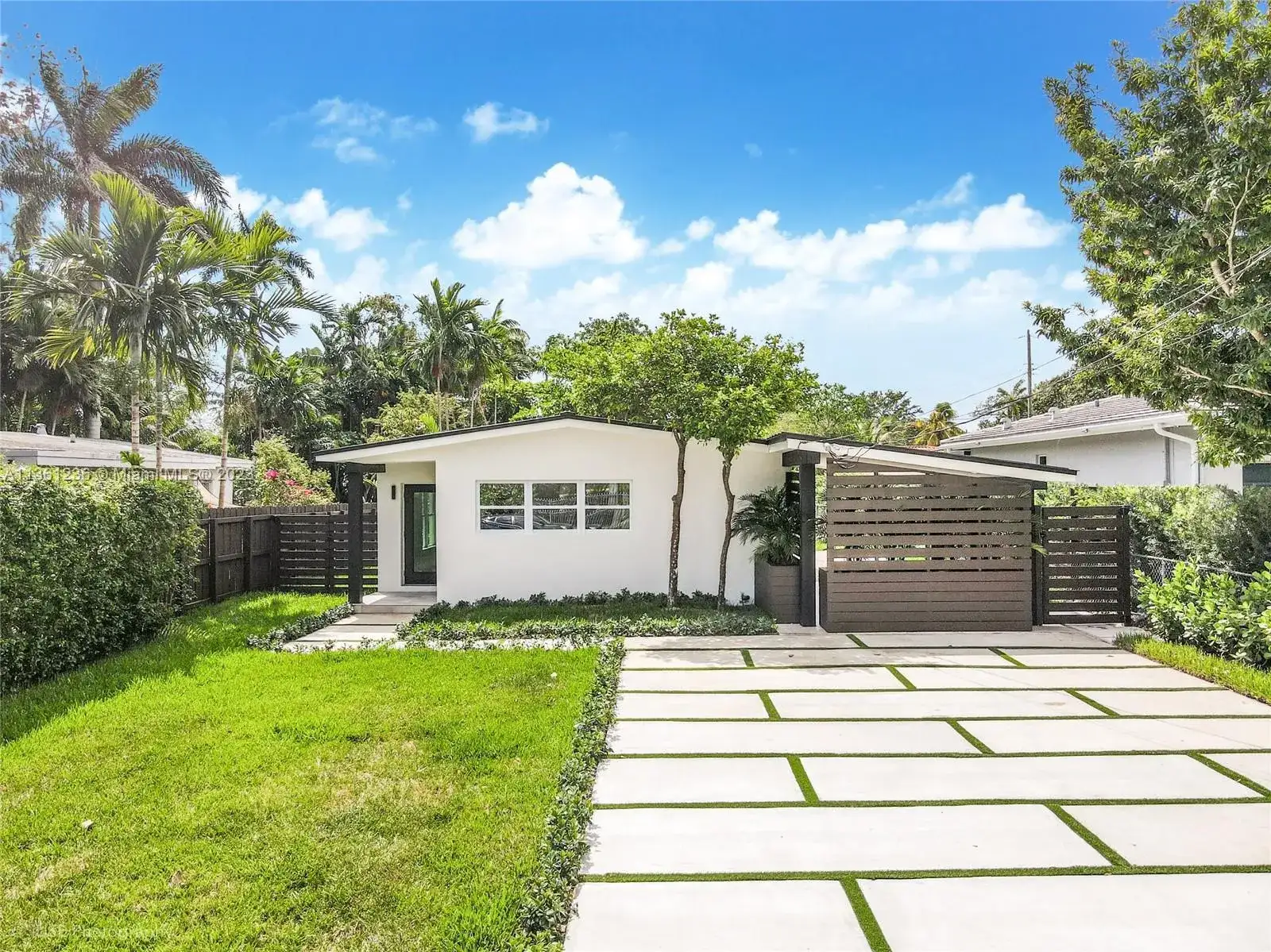 300 NE 116th St, Miami FL 33161 photo 2