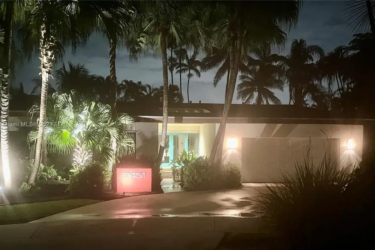 9451 E Calusa Club Dr, Miami FL 33186