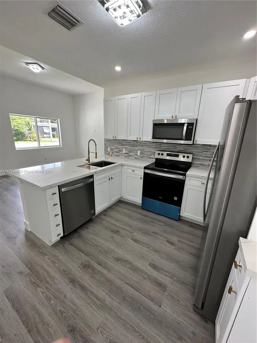 230 NW 147th St, Miami FL 33168