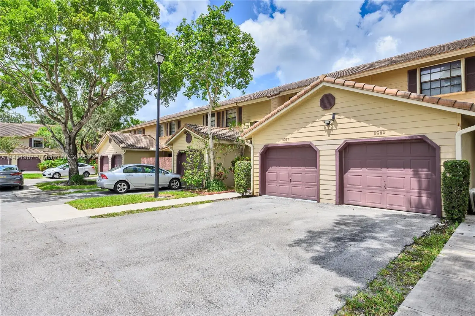 9087 Vineyard Lake Dr, Plantation FL 33324