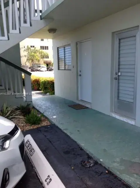 1021 Crystal Lake Dr # 101, Deerfield Beach FL 33064