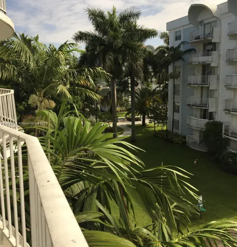 498 NW 165th St Rd # D401, Miami FL 33169