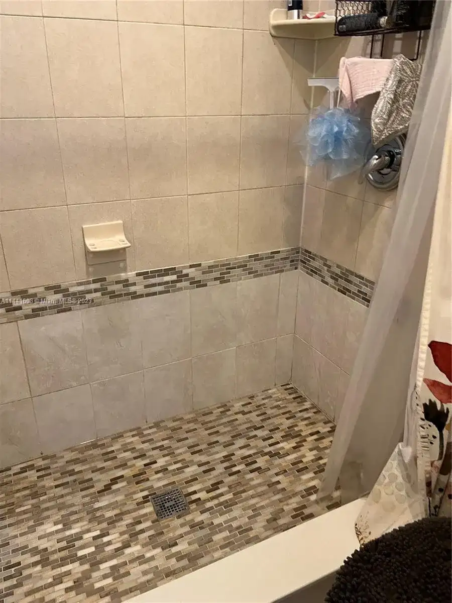 6547 NW 170th Ter, Hialeah FL 33015 photo 2