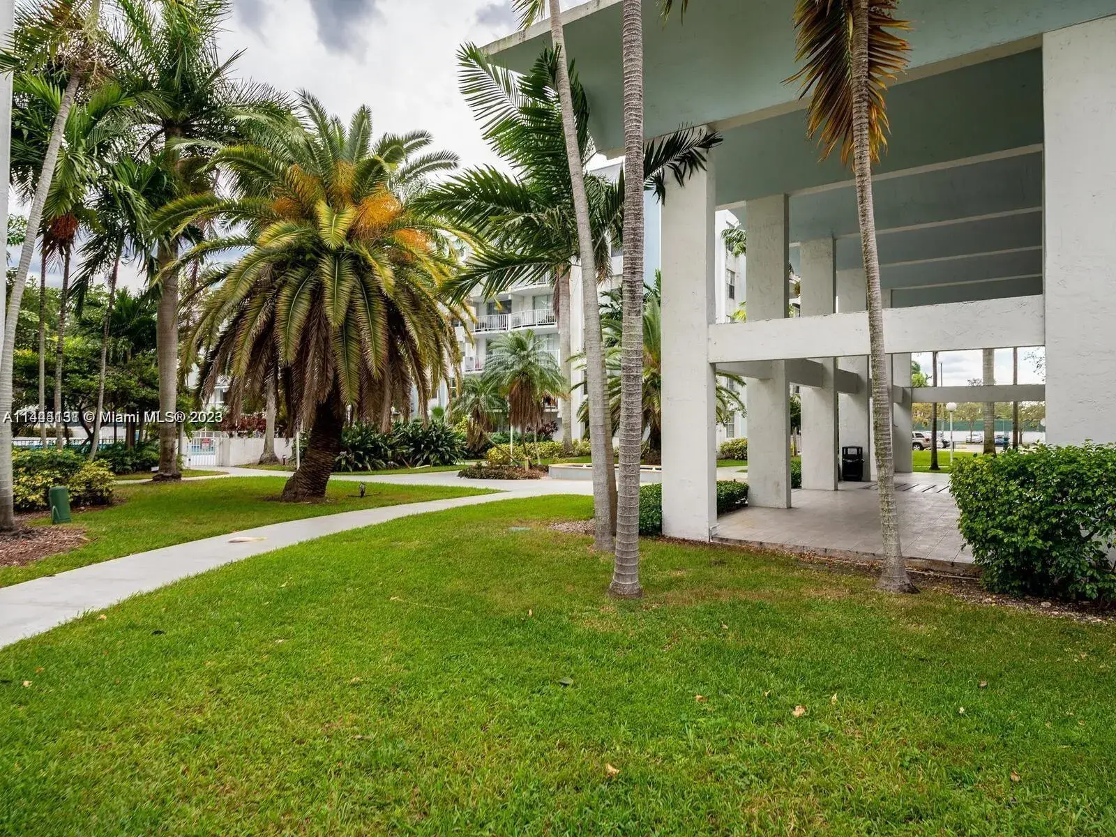 496 NW 165th St Rd # D112, Miami FL 33169