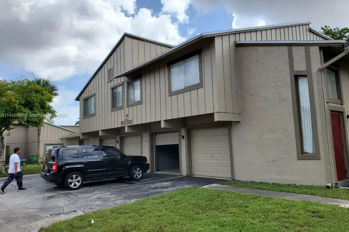 5978 NW 21st St, Lauderhill FL 33313