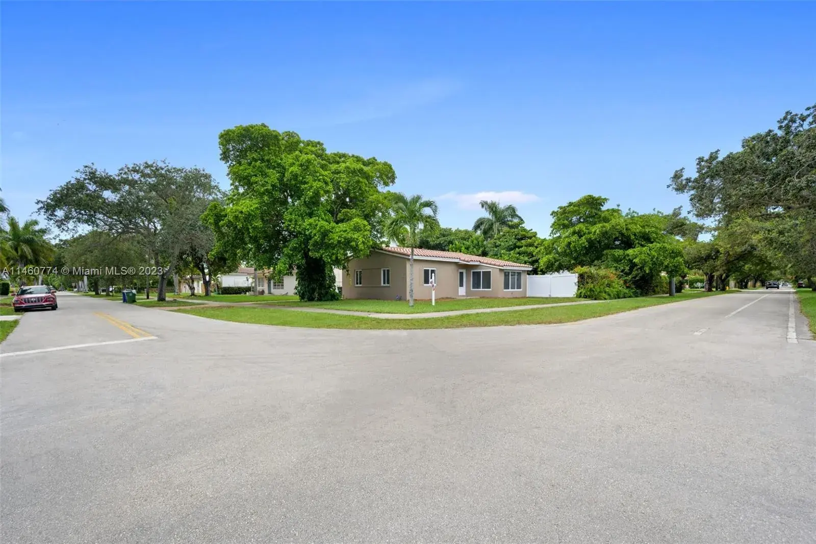 925 NE 4th St, Hallandale Beach FL 33009