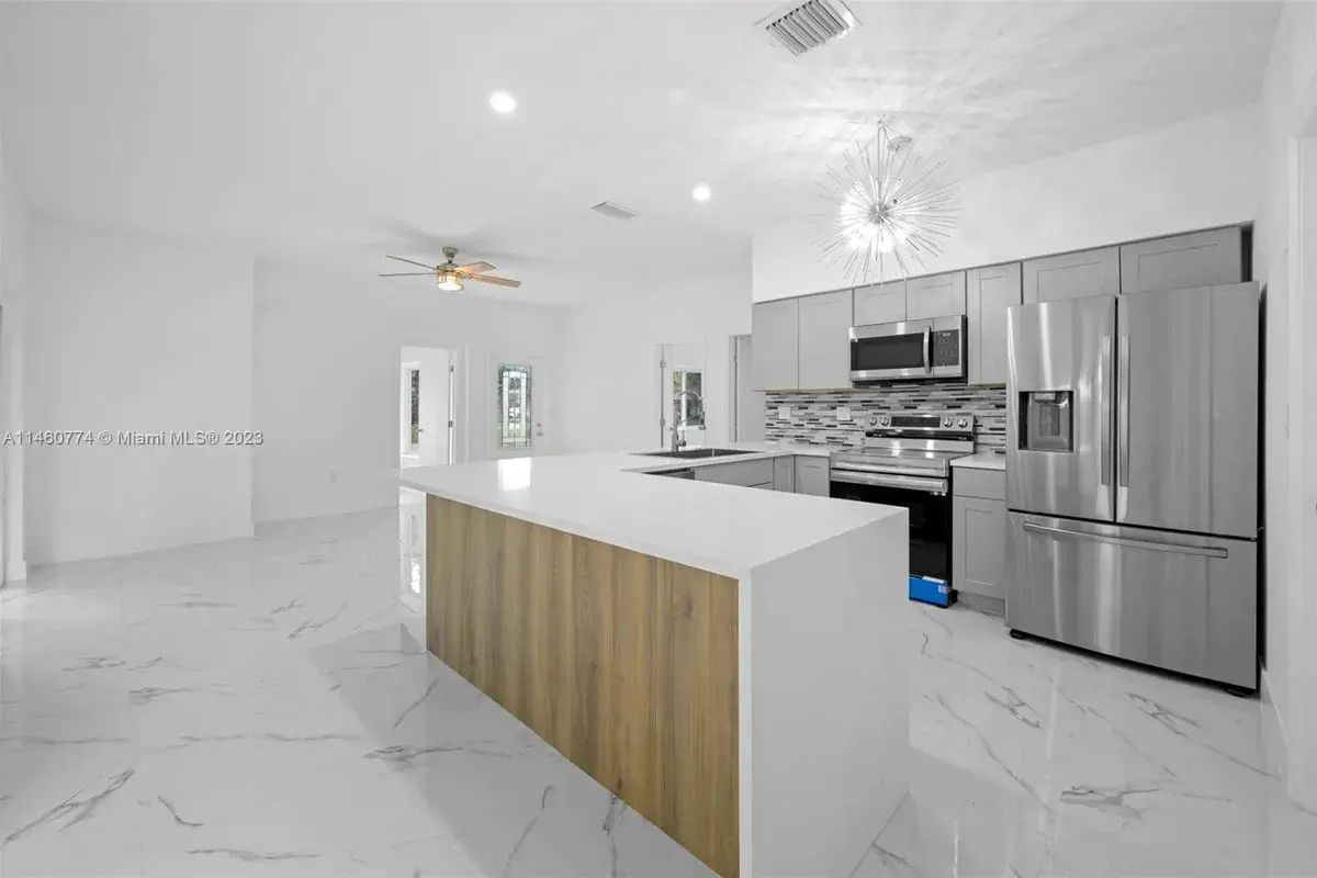 925 NE 4th St, Hallandale Beach FL 33009
