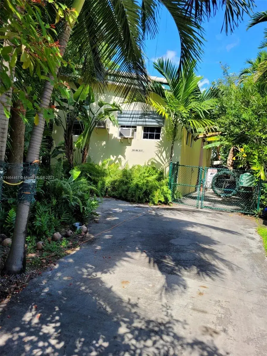 2011 NW 14th St, Miami FL 33125