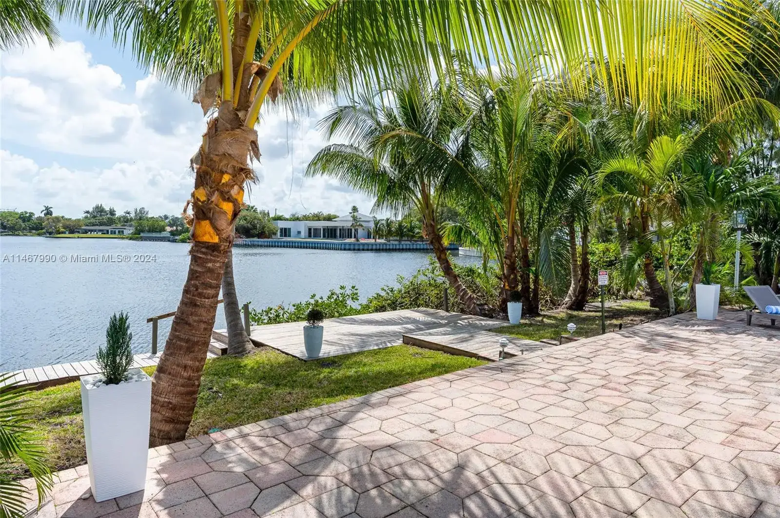 2500 NE 199th St, Miami FL 33180 photo 2