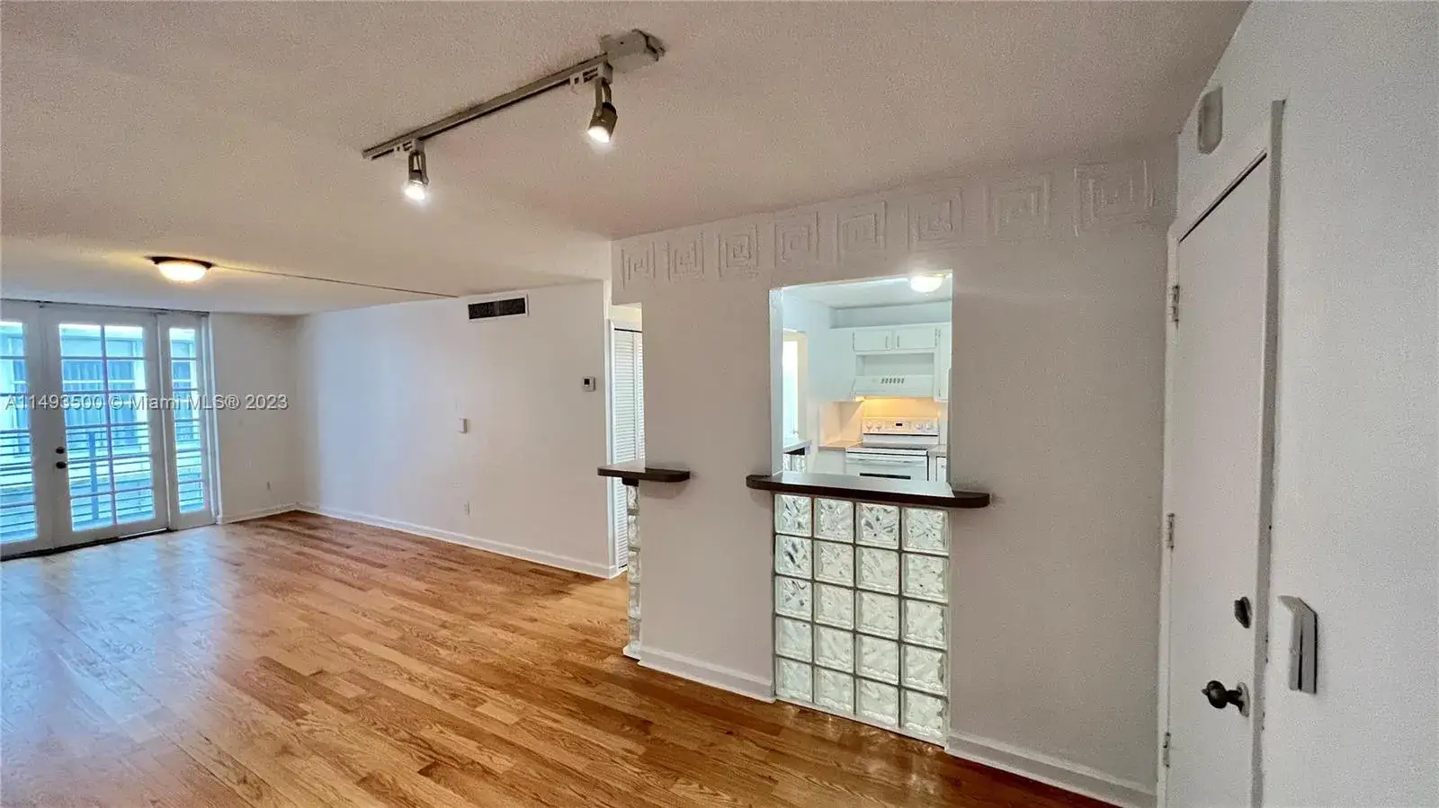 1 bedroom 1 bath Residential for sale at 1754 Meridian Ave # 302, Miami Beach FL 33139