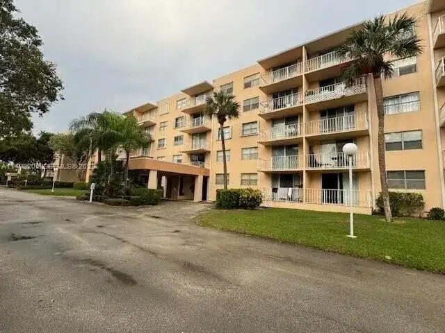 480 Executive Center Dr # 4L, West Palm Beach FL 33401 photo 2