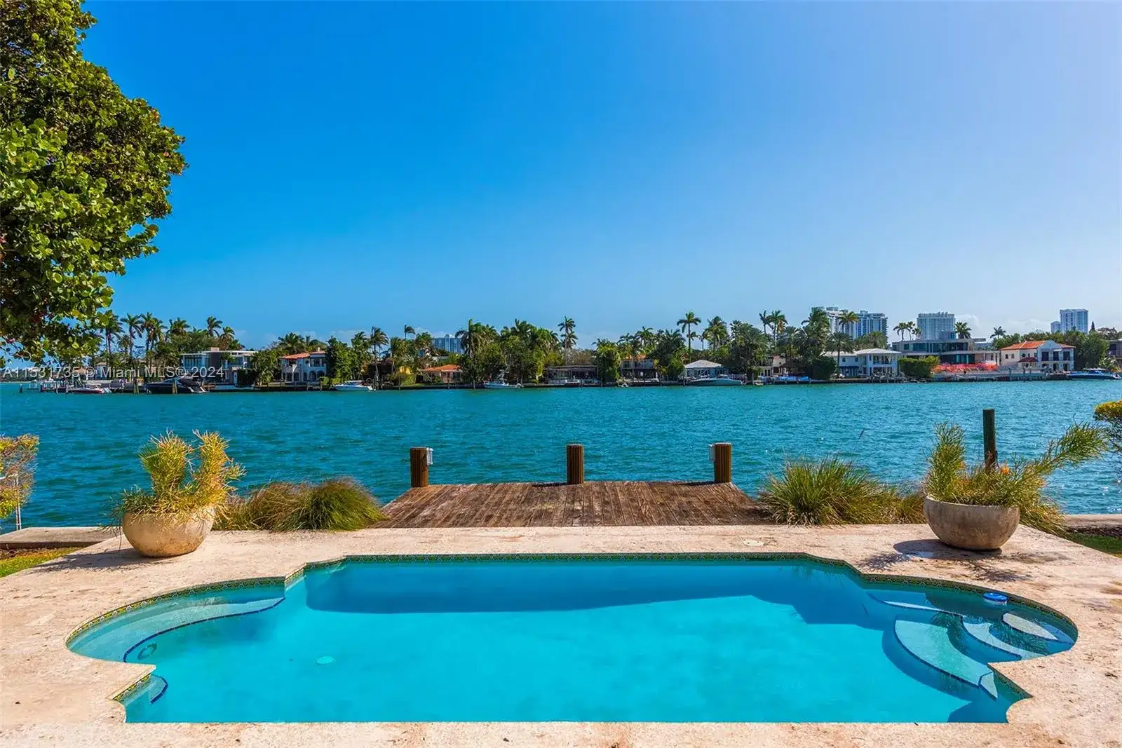 527 E Dilido Dr, Miami Beach FL 33139 photo 2