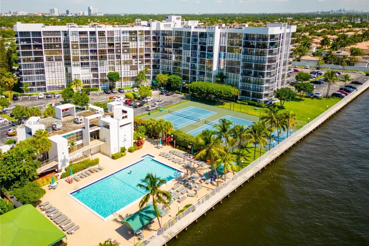 1000 Parkview Dr # 306, Hallandale Beach FL 33009
