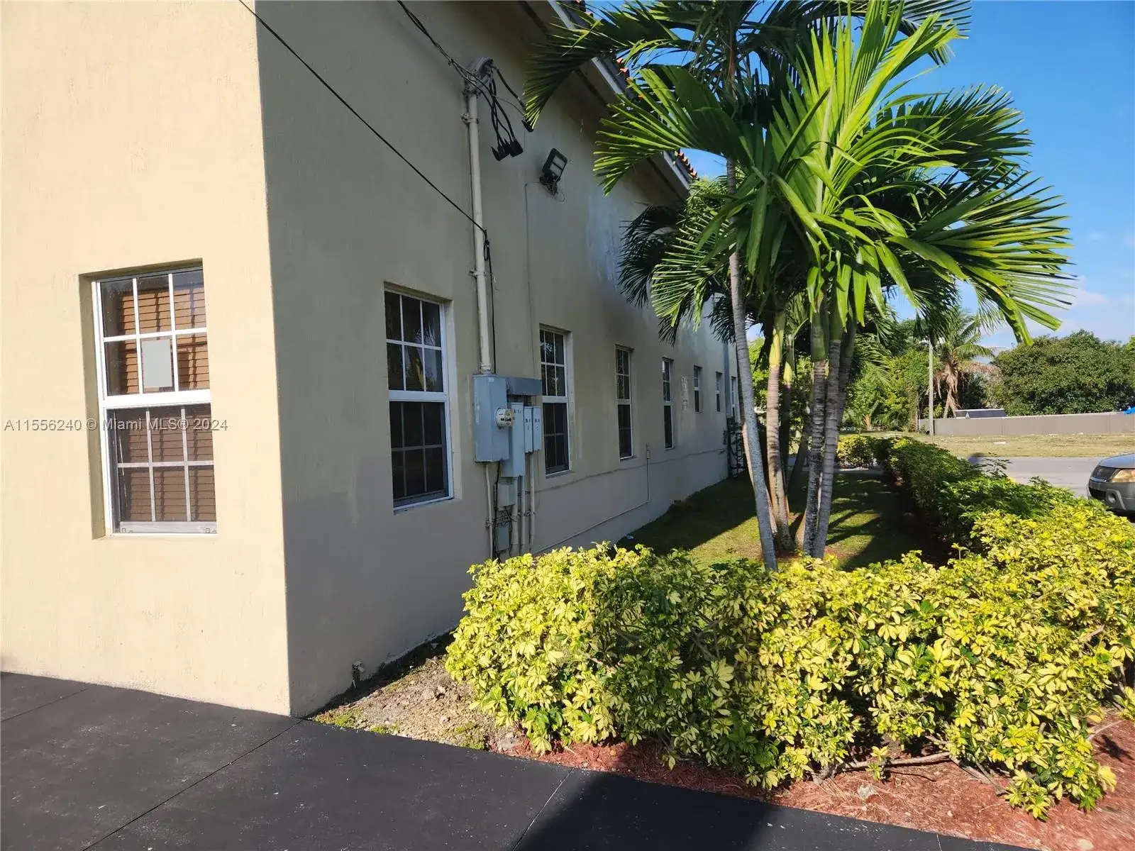 14300 W Dixie Hwy, North Miami FL 33161 photo 3