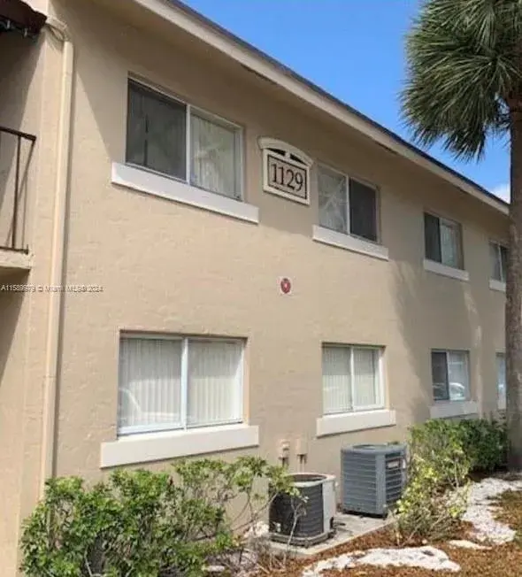 1129 Lake Victoria Dr # J, West Palm Beach FL 33411