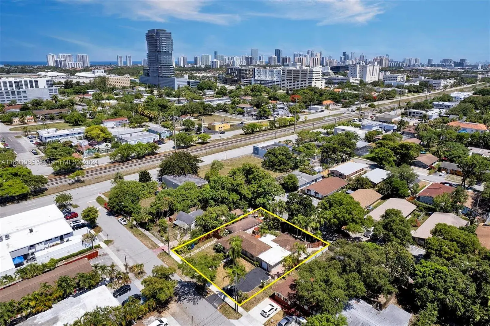 23 SW 8th St, Hallandale Beach FL 33009