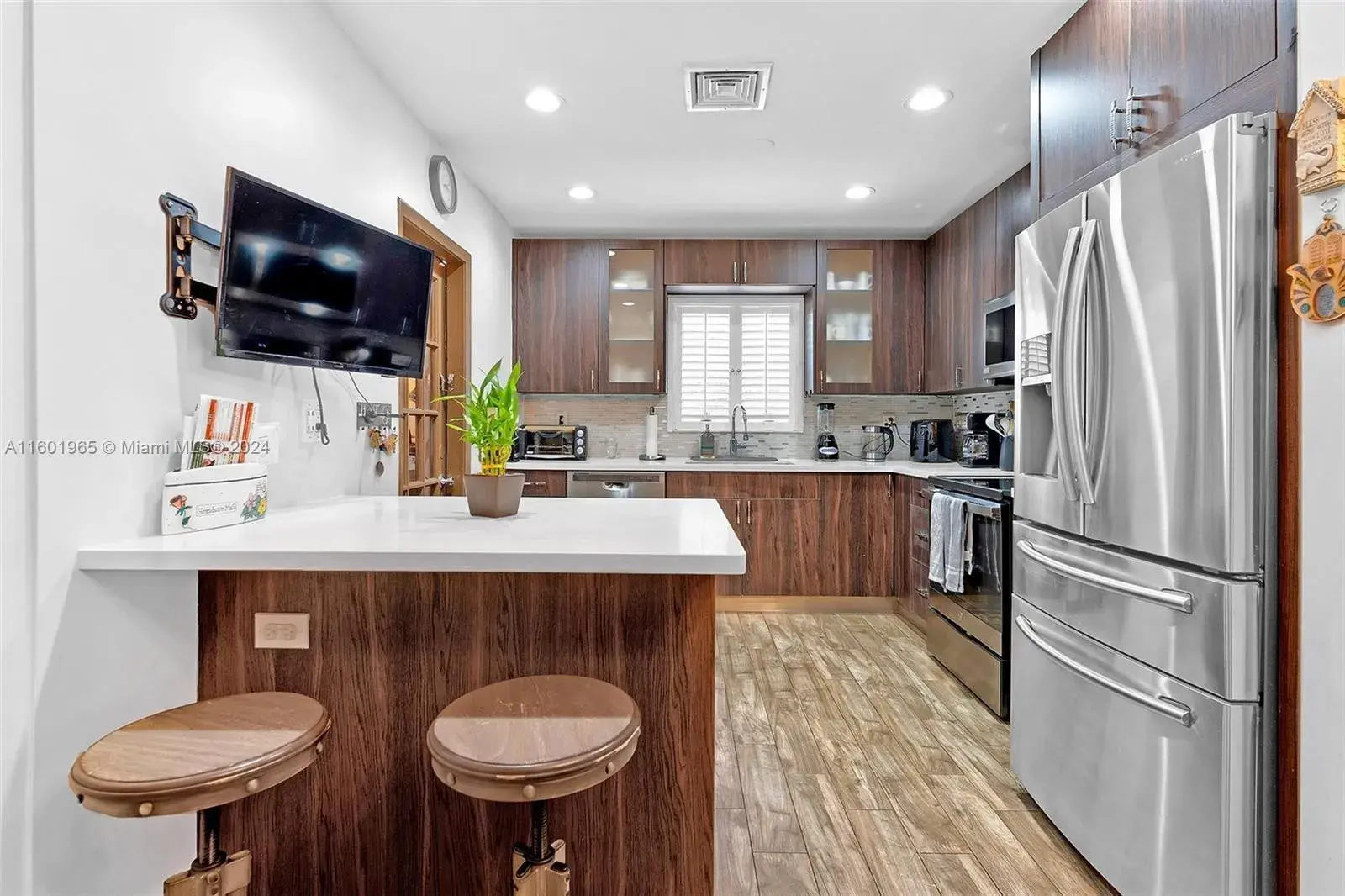 23 SW 8th St, Hallandale Beach FL 33009