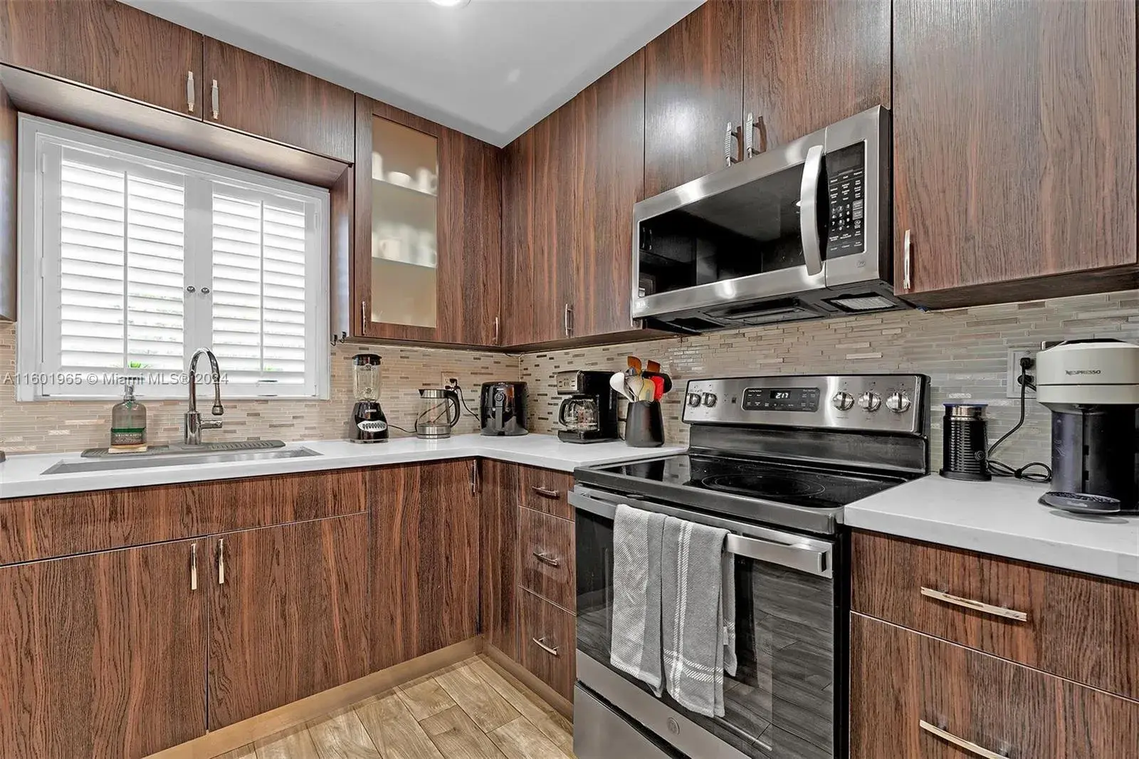23 SW 8th St, Hallandale Beach FL 33009