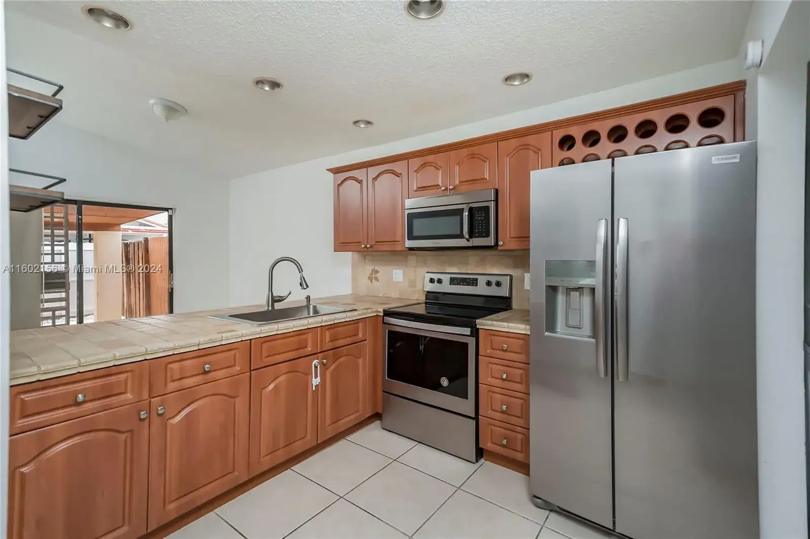 6430 W 25th Ln, Hialeah FL 33016 photo 4