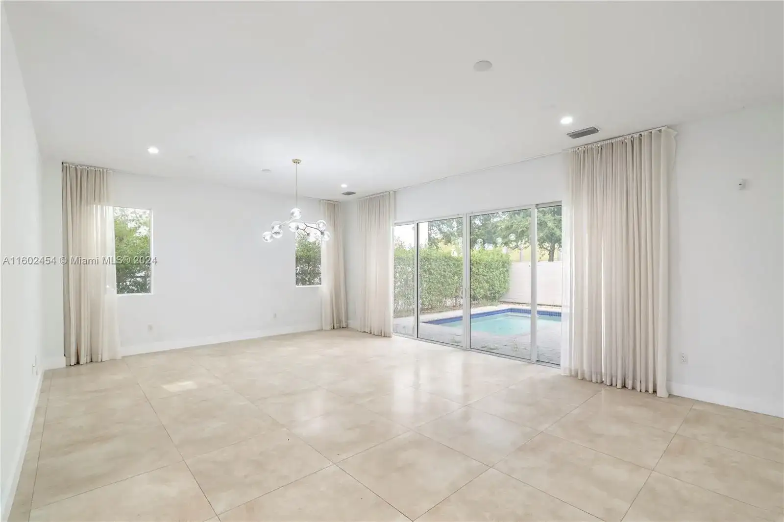 9980 NW 74th Ter, Doral FL 33178 photo 4
