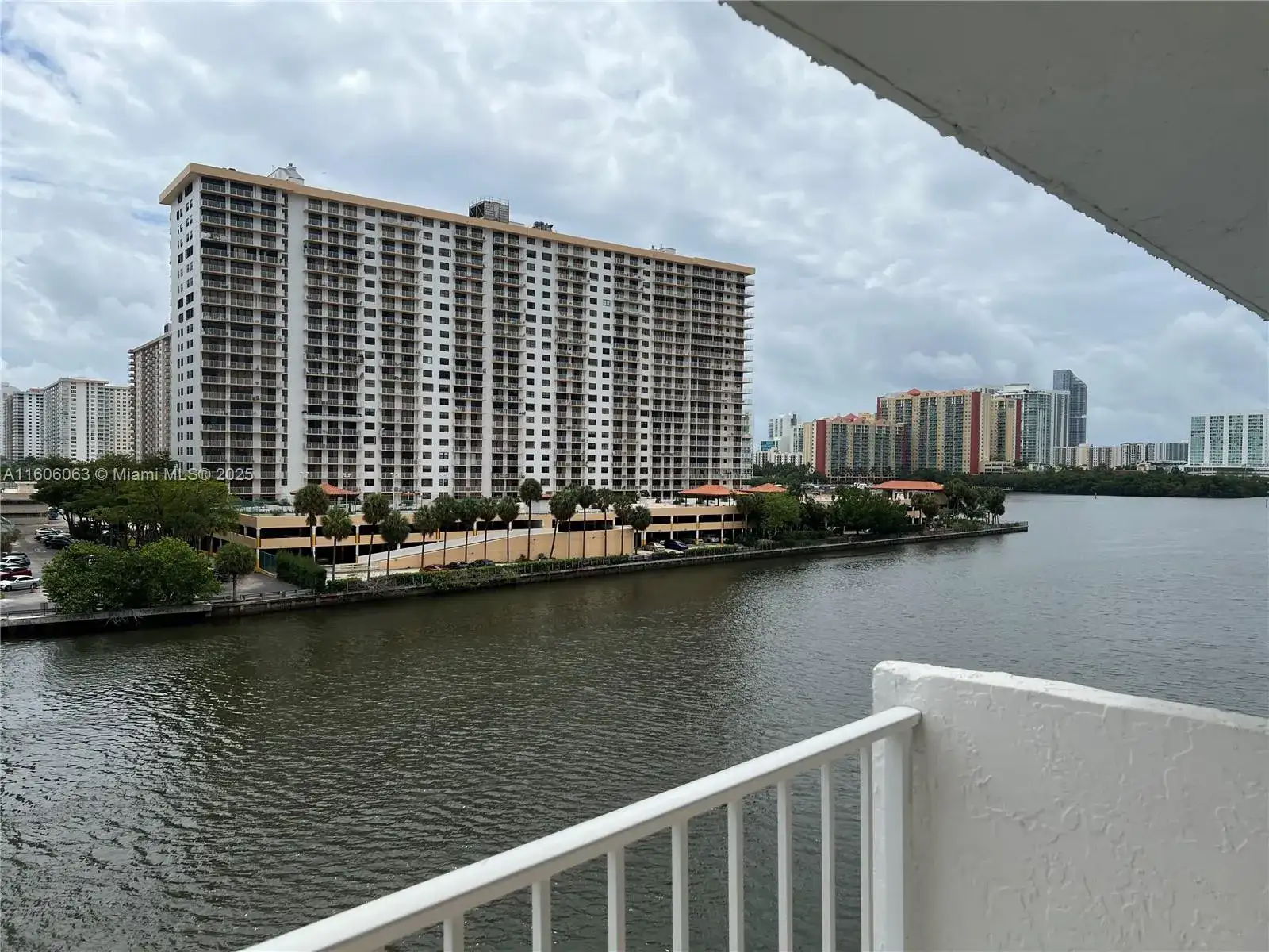 4000 NE 170th St # 604, North Miami Beach FL 33160 photo 2