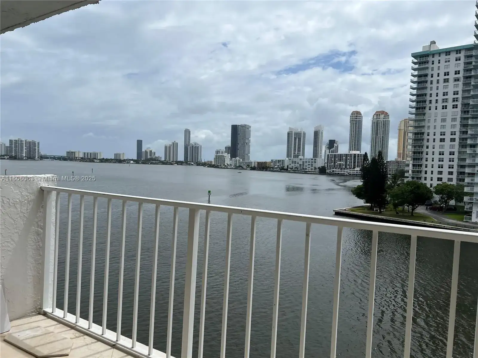4000 NE 170th St # 604, North Miami Beach FL 33160 photo 3