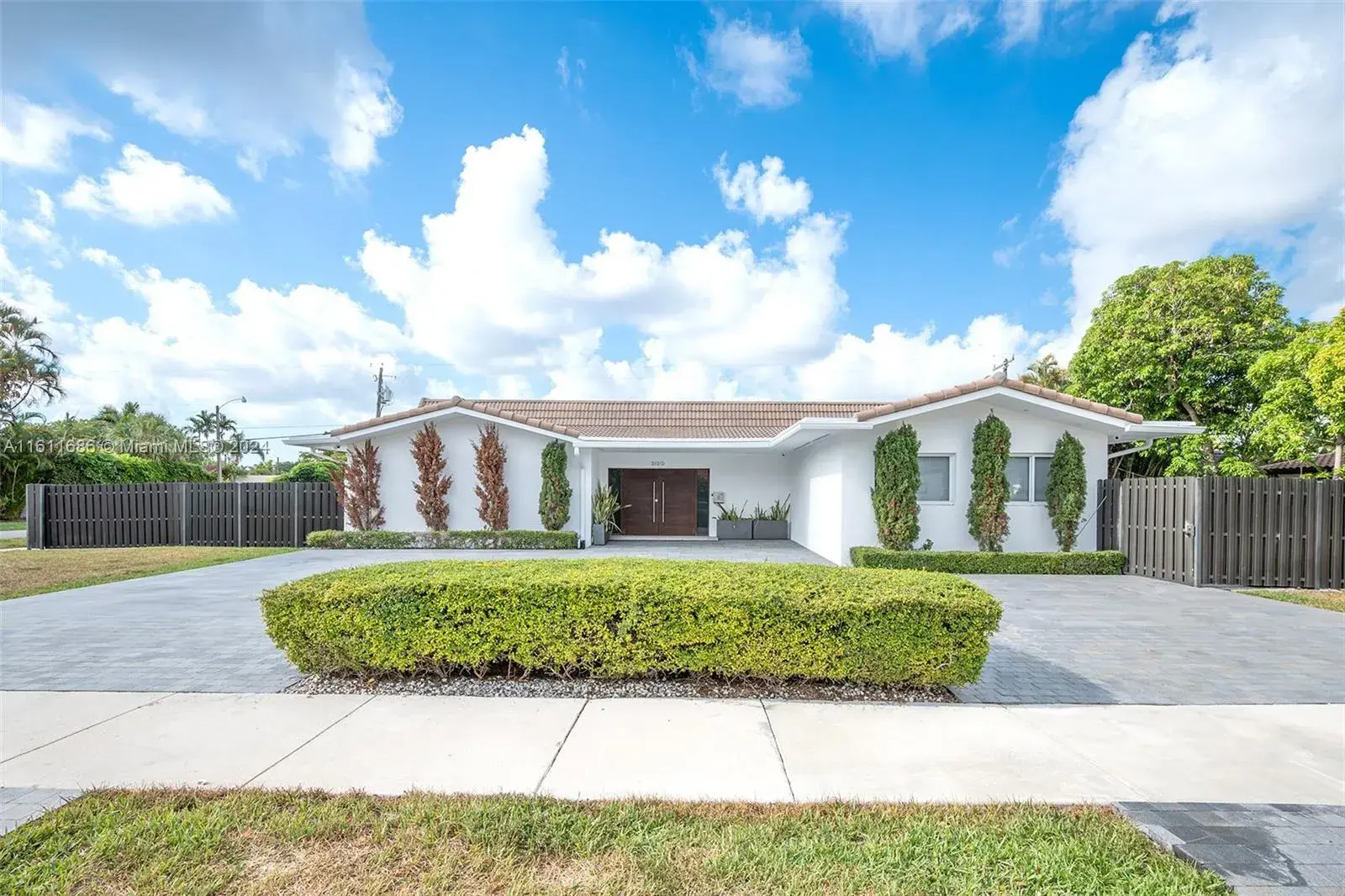 2120 NE 204th St, Miami FL 33179 photo 2