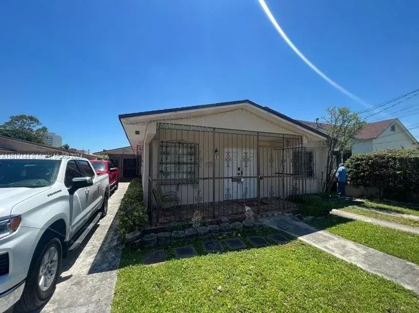 2752 SW 3rd St, Miami FL 33135