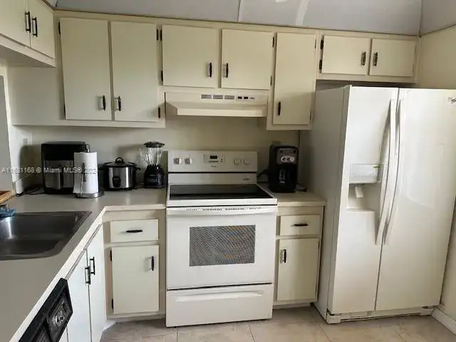 10101 Sunrise Lakes Blvd # 306, Sunrise FL 33322 photo 2