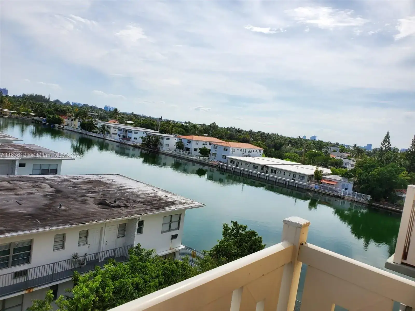 1 bedroom 1 bath Residential for sale at 7900 Tatum Waterway Dr # 502, Miami Beach FL 33141