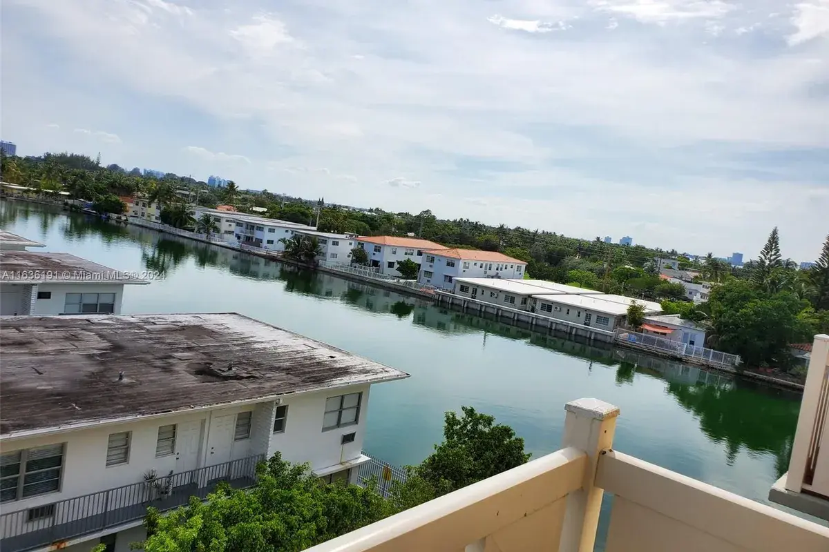 7900 Tatum Waterway Dr # 502, Miami Beach FL 33141