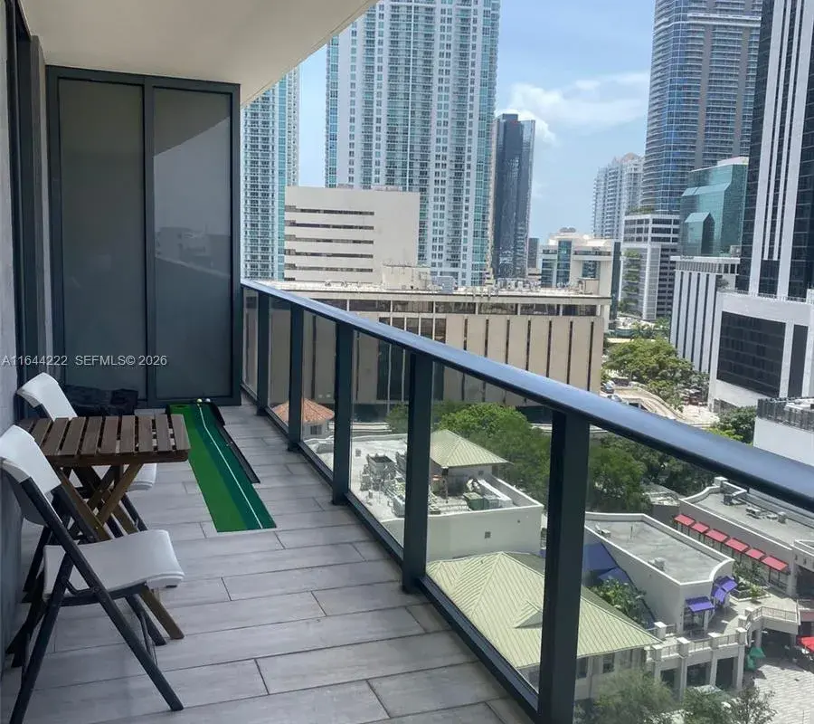 45 SW 9th St # 1005, Miami FL 33130