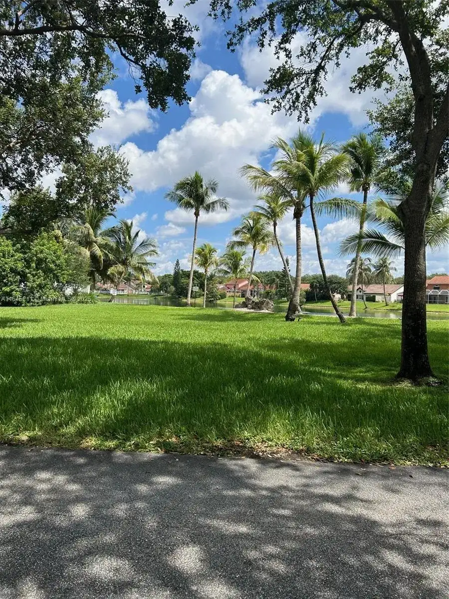 9136 NW 192nd Ter, Hialeah FL 33018 photo 4
